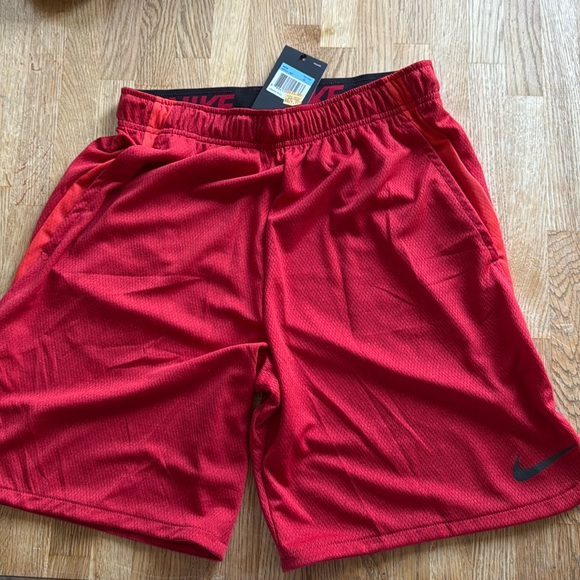Nike Dri-fit Training Shorts in University Red size medium - Picture 2 of 5